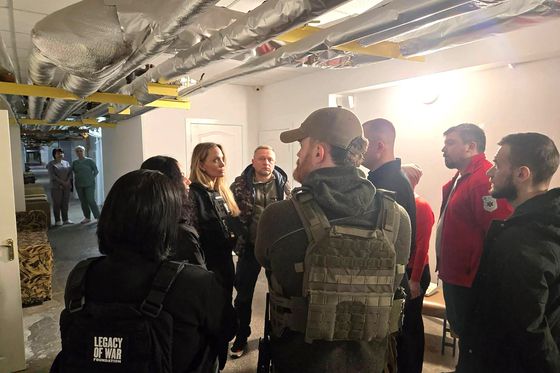 우크라이나 의료진과 자원봉사자 만나는 졸리. AFP=연합뉴스