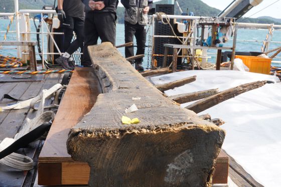 국가유산청 국립해양유산연구소는 태안 마도 해역에서 올해 4월부터 현존 유일의 조선시대 선박인 마도4호선의 선체 인양을 시작해 지난달 작업을 마쳤으며, 추가로 새로운 난파선이 묻혀있는 징후도 확인했다고 10일 밝혔다. 사진은 마도4호선 선체인양 작업 모습. 사진 국가유산청