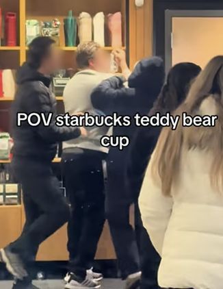 미국 스타벅스에서 판매한 '베어리스타 콜드컵'을 사기 위해 난투극이 벌어졌다. 틱톡 캡처