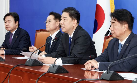 김병기 더불어민주당 원내대표(오른쪽 둘째)가 9일 국회 현안 관련 기자간담회에서 발언하고 있다. 김 원내대표는 이날 ‘대장동 항소 포기’ 결정을 두고 검찰 내부 반발이 이어지는 것과 관련해 “조직적인 항명에 가담한 관련자 모두에게 단호히 책임을 물어야 한다”고 말했다. 김성룡 기자