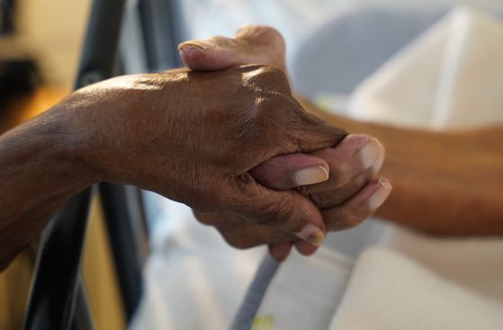 세계에서 가장 오래 결혼 생활을 이어온 부부로 알려진 엘리너(107)와 라일(108) 기튼스 부부가 손을 맞잡고 있다. 두 사람은 결혼 83년째를 맞았으며, “비결은 서로에 대한 사랑”이라고 말했다. 사진 유튜브 화면 캡처