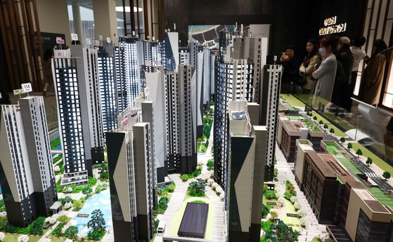 7일 오후 서울 송파구 래미안갤러리에서 시민들이 반포 래미안 트리니원 견본주택을 보고 있다. 뉴스1