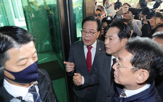 장동혁 국민의힘 대표가 11일 오후 경기도 과천시 정부과천종합청사 앞에서 열린 법무부 긴급 현장 규탄대회에서 발언하고 있다. 임현동 기자