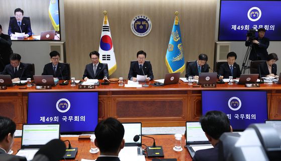 코스피가 33.15p(0.81%) 오른 4,106.39에 거래를 마친 11일 서울 중구 우리은행 본점 딜링룸에서딜러들이 대화하고 있다. 연합뉴스