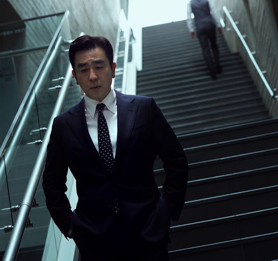 '서울 자가에 대기업 다니는 김부장 이야기' 드라마에 등장하는 만년 부장 김낙수. 통신사에 다니는 25년차 김낙수 부장은 임원 승진을 꿈꾸지만, 부진한 성과로 고심한다. 사진 SLL, 드라마하우스, 바로엔터테인먼트