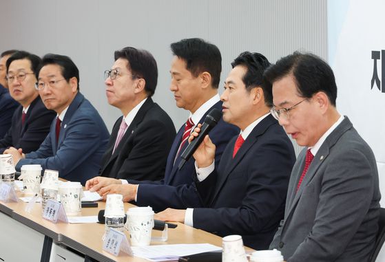 국민의힘 장동혁 대표, 송언석 원내대표와 오세훈 서울시장, 박형준 부산시장 등 광역단체장들이 12일 서울 여의도 당사에서 열린 '지방선거총괄기획단-시도 광역단체장 연석회의'에 참석해 국기에 경례하고 있다.연합뉴스