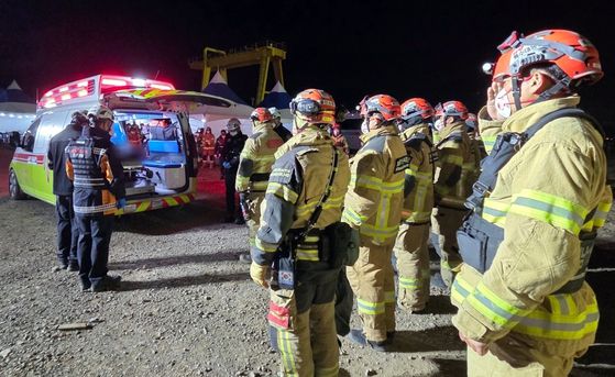 12일 오전울산화력발전소 붕괴 현장에서 수습된 매몰자를 병원으로 이송하기에 앞서 구조대원들이 도열해 거수경례와 묵념을 하고 있다. 뉴스1