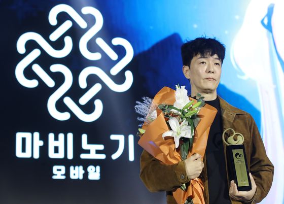 12일 오후 부산 해운대구 벡스코 제2전시장에서 열린 '2025 대한민국 게임대상 시상식'에서 대상인 대통령상을 수상한 '마비노기 모바일'의 제작사 데브캣 김동건 대표가 기념촬영을 하고 있다. 뉴스1