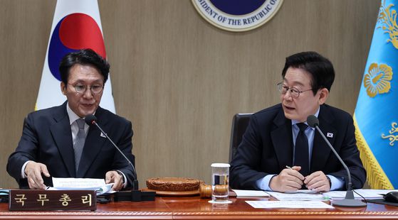 송언석 국민의힘 원내대표가 12일 오전 서울 여의도 국회 본청 계단에서 대장동 일당 7400억 국고 환수 촉구 및 검찰 항소 포기 외압 규탄대회에서 발언하고 있다. 뉴스1