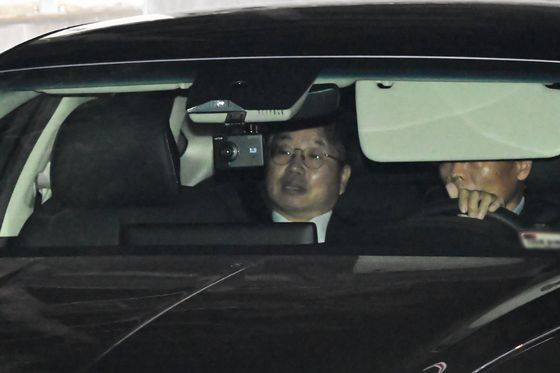 '대장동 항소 포기'로 검찰 내부에서 사퇴 압박을 받고 있는 노만석 검찰총장 직무대행이 12일 서울 서초구 대검찰청으로 출근하고 있다. 뉴스1