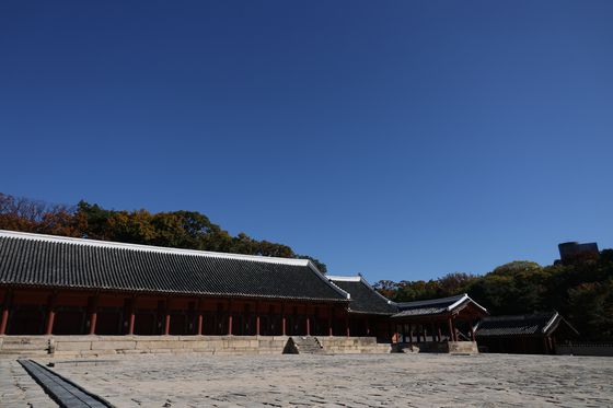 종묘 앞 고층건물을 허용한 서울시의 세운4구역 개발 계획을 둘러싼 갈등이 심화되고 있다. 사진은 10일 촬영한 종묘 정전. 연합뉴스