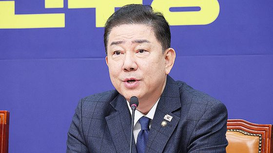 정청래 더불어민주당 대표는 12일 국회에서 열린 최고위원회의에서 대장동 사건을 수사한 검사들을 겨냥해 "겁먹은 개가 요란하게 짖는다"고 말했다. 임현동 기자