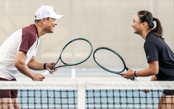 테니스 레전드 이형택(왼쪽)과 테니스 유망주인 딸 이미나를 6일 오후 서울 광진구의 한 테니스장에서 만났다. 이미나는 한국 테니스도 세계 무대에서 통할 수 있다는 자신감을 심어준 아버지를 뛰어넘겠다는 당찬 각오를 밝혔다. 김성룡 기자