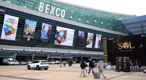 국내 최대 게임전시회인 '지스타 2025' 개막을 하루 앞둔 12일 오후 부산 해운대구 벡스코 광장. 뉴스1