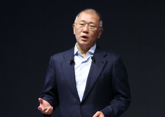 올해 1월 경기 고양시 '현대모터스튜디오 고양'에서 열린 2025 신년회에서 정의선 현대차그룹 회장이 신년사를 하고 있다. 사진 현대차그룹 제공