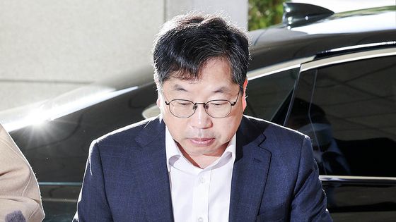 정성호 법무부 장관은 10일 출근길에 기자들과 만나 항소 포기 외압 의혹에 선을 그었다. 의견 표명을 했을 뿐 특정 결론을 지시한 적 없다는 게 정 장관의 주장이다. 우상조 기자