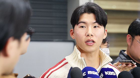 미국프로야구 메이저리그(MLB) 월드시리즈에서 우승한 로스앤젤레스 다저스의 김혜성이 6일 인천국제공항을 통해 귀국해 취재진의 질문에 답하고 있다. 연합뉴스