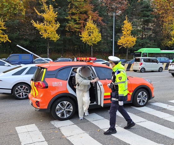 13일 오전 8시쯤 서울 영등포구 여의도여고에서 2026학년도 대학수학능력시험 시작 전 시험감독관이 수험생에게 수능샤프와 컴퓨터용 사인펜을 배부하고 있다. 이아미 기자