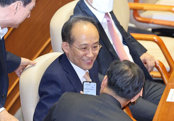 추경호 국민의힘 의원이 13일 서울 여의도 국회에서 열린 제429회국회(정기회) 제12차 본회의에서 의원들과 인사하고 있다. 뉴스1