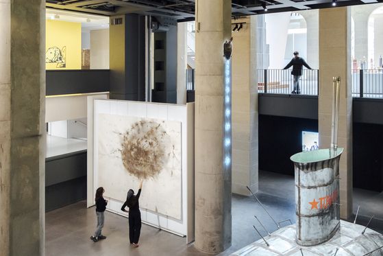 중국의 대표적인 현대미술작가 차이 구어 치앙의 작품을 보고 있는 관람객들. 사진 까르띠에 ⓒ Cyril Marcilhacy