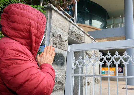 13일 오전 7시 40분쯤 서울 영등포구 여의도여고 정문 앞에서 수험생을 응원하러 온 고등학생들이 아이돌 그룹 엔시티(NCT) 응원봉과 '수능 대박 날 사람은 바로 너'라고 적힌 손팻말을 들고 있다. 이아미 기자