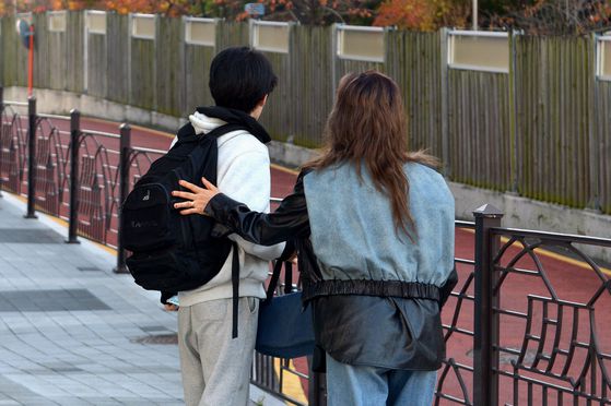 2026학년도 대학수학능력시험일인 13일 오전 서울특별시교육청 13지구 제14시험장인 서울 영등포구 여의도여자고등학교에서 수험생 할머니가 간절히 기도하고 있다. 뉴스1