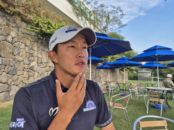 골프 관련 상식 퀴즈를 술수 푸는 김백준. 성호준 기자