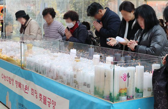 2026학년도 대학수학능력시험(수능)일인 13일 서울 종로구 조계사를 찾은 수험생 가족이 촛불공양을 하고 있다. 연합뉴스