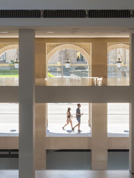 건물 내부에서 바라본 거리 풍경. 투명한 유리를 통해 파리와 미술관은 하나로 연결된다. 사진 까르띠에 © Martin Argyroglo