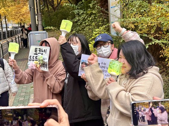13일 서울 양천구 금옥여고 정문 앞에 한 수험생이 오토바이에서 내리고 있다. 김정재 기자