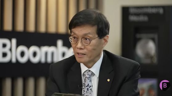 12일 싱가포르에서 블룸버그TV와 인터뷰하는 이창용 한은 총재. 블룸버그TV 유튜브 캡처.