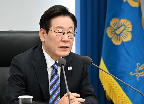 이재명 대통령은 13일 대통령 주재 수석보좌관회의에서 참모들을 향해 “우리는 5200만 국민들의 삶과 인생이 달린 일을 취급하고 있다”며 “직접 맡은 일이 아니더라도 다른 영역에 대해 최소한 알 건 알고 의견을 함께 나누는 게 매우 중요하다 ”고 당부했다. 대통령실사진기자단