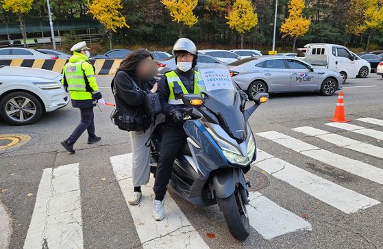13일 서울 양천구 금옥여고 정문 앞에 한 수험생이 긴급 호송 차량에서 급히 내리고 있다. 김정재 기자