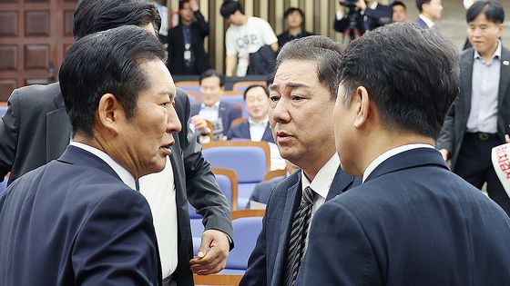 2007년 12월 5일 김홍일 당시 서울중앙지검 3차장검사가 서울 서초동 청사에서 BBK 관련 검찰 수사결과를 발표하고 있다. 중앙포토