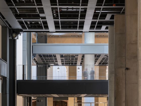 중앙을 비우고 5개의 이동식 강철 상판을 설치해 전시에 맞게 공간을 상하좌우로 확장 또는 축소할 수 있는 모듈형 공간을 구현했다. 사진 까르띠에 © Martin Argyroglo