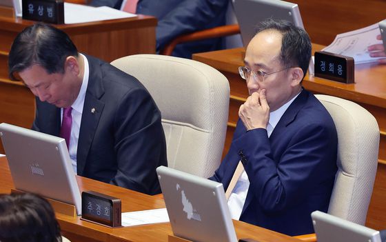 13일 서울 여의도 국회에서 열린 제429회국회(정기회) 12차 본회의에서 유상범, 김은혜 국민의힘 의원이 김윤덕 국토교통부 장관의 본회의 불참 등에 대해 항의하자 문진석 더불어민주당 원내수석부대표가 대화를 시도하고 있다. 뉴스1