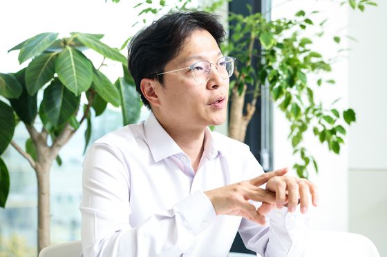 김주영 하이퍼엑셀 대표가 지난달 29일 서울 서초구 본사에서 진행된 인터뷰에서 언어처리장치(LPU)와 그래픽처리장치(GPU)의 차이점을 설명하고 있다. 우상조 기자