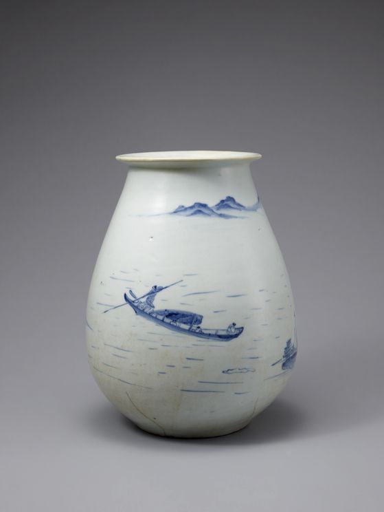 미국 연방정부 셧다운(일시적 업무 중지)에 따라 연기됐던 고 이건희 회장 기증품 국외순회전의 첫 번째 전시가 셧다운 해제에 따라 15일(현지시간) 미국 워싱턴 D.C.의 국립아시아예술박물관에서 개막한다. 사진은 조선시대 백자 청화 산수무늬 병. 사진 국립중앙박물관