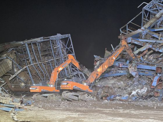 붕괴현장 야간 구조물 해체 안간힘   (울산=연합뉴스) 13일 울산화력발전소 보일러 타워 붕괴 사고 현장에서 마지막 남은 매몰자 1명을 끝까지 찾아내기 위해 중장비들이 동원돼 무너진 보일러 타워 구조물들을 해체하고 있다. 2025.11.13 [울산소방본부 제공.재판매 및 DB 금지]   young@yna.co.kr (끝)  〈저작권자(c) 연합뉴스, 무단 전재-재배포, AI 학습 및 활용 금지〉