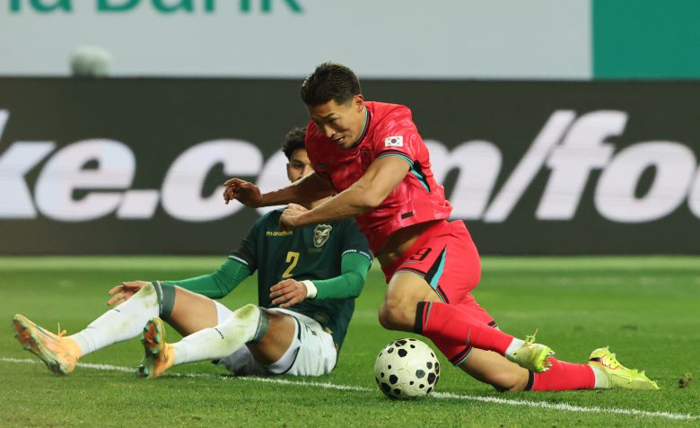 축구대표팀 공격수 조규성이 볼리비아와 평가전에서 넘어지면서도 골을 넣고 있다. 뉴스1