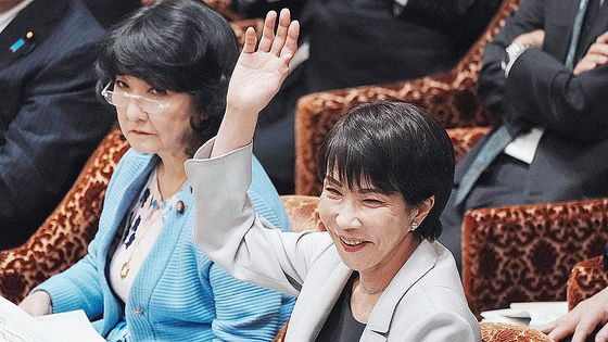 지난 10일 다카이치 사나에 일본 총리가 국회에 출석해 답변을 하고 있다. 왼쪽은 가타야마 사쓰키 재무상.AFP=연합뉴스