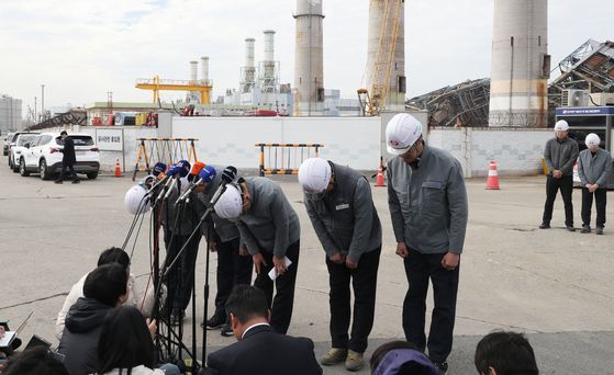 권명호 한국동서발전 사장이 13일 울산화력본부 보일러 타워 붕괴사고 현장 앞에서 대국민 사과를 하고 있다. 뉴스1