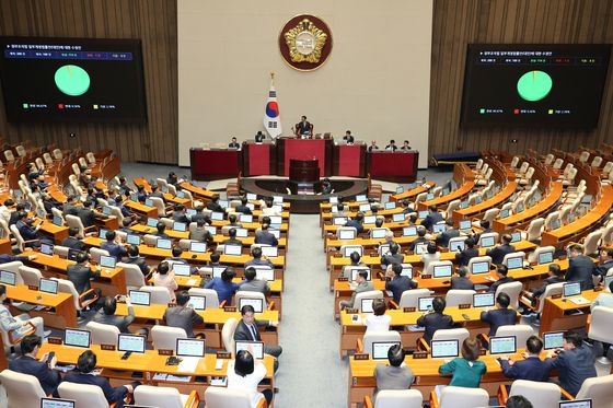 지난 12일 대검찰청 청사 출입문으로 출근하는 노만석 검찰총장. 장진영 기자