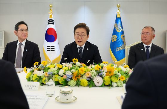 이재명 대통령이 지난 6월 서울 용산 대통령실에서 열린 6경제단체·기업인 간담회에서 발언하고 있다.   왼쪽부터 이재용 삼성전자 회장, 이 대통령, 정의선 현대차 회장. 대통령실통신사진기자단
