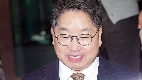 구자현 서울고검장이 23일 서울 여의도 국회 법제사법위원회에서 열린 서울고등검찰청·서울중앙지방검찰청 등에 대한 국정감사에 출석해 의원 질의를 듣고 있다. 뉴스1