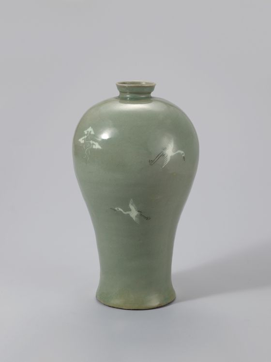 미국 연방정부 셧다운(일시적 업무 중지)에 따라 연기됐던 고 이건희 회장 기증품 국외순회전의 첫 번째 전시가 셧다운 해제에 따라 15일(현지시간) 미국 워싱턴 D.C.의 국립아시아예술박물관에서 개막한다. 사진은 고려시대 청자 상감 구름 학무늬 매병. 사진 국립중앙박물관