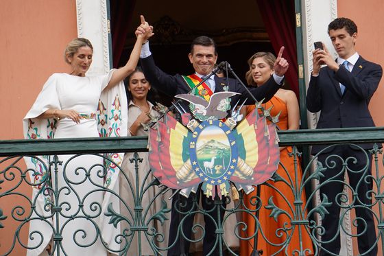 로드리고 파스(가운데) 신임 볼리비아 대통령이 지난 8일 국민들에게 인사를 하고 있다. 신화=연합뉴스