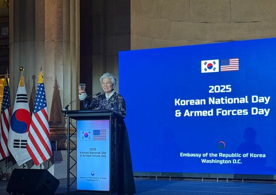 주미대사관 국경일 리셉션 행사에서 발언하는 강경화 대사. 연합뉴스