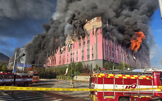 15일 오전 충남 천안시 동남구 풍세면 이랜드패션 물류센터에서 불이 나 소방헬기가 화재를 진압 중인 가운데, 검은 연기가 하늘로 치솟고 있다. 연합뉴스