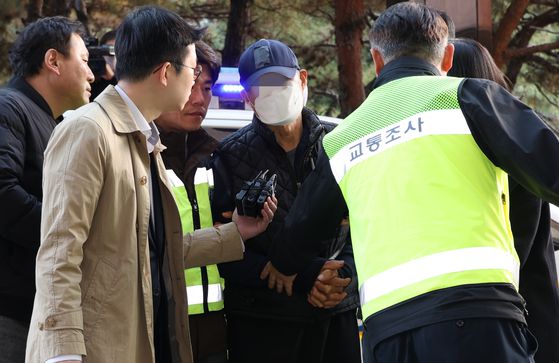 경기 부천 전통시장에서 돌진 사고를 내 2명을 숨지게 하고 19명을 다치게 한 60대 트럭 운전자가 15일 오후 구속 전 피의자 심문(영장실질심사)이 열리는 인천지법에 들어서고 있다. 연합뉴스